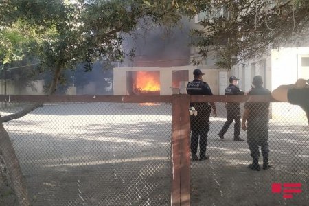 Bakıda yaşayış binasında yanğın başlayıb - FOTO
