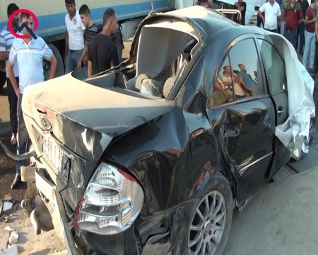 TIR-ın təkəri partladı, yol kənarındakı maşınlara çırpıldı - Fotola