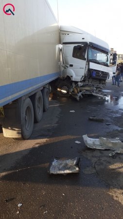 TIR-ın təkəri partladı, yol kənarındakı maşınlara çırpıldı - Fotola