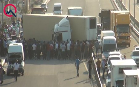 TIR-ın təkəri partladı, yol kənarındakı maşınlara çırpıldı - Fotola