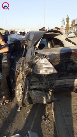 TIR-ın təkəri partladı, yol kənarındakı maşınlara çırpıldı - Fotola