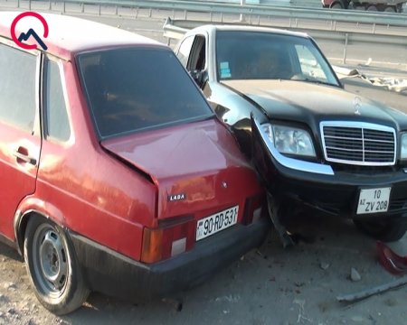 TIR-ın təkəri partladı, yol kənarındakı maşınlara çırpıldı - Fotola