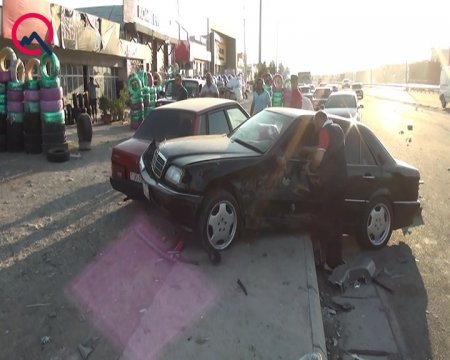 TIR-ın təkəri partladı, yol kənarındakı maşınlara çırpıldı - Fotola