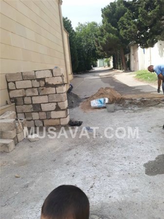 Ziya Məmmədovun qardaşının adamı "bu, bizim küçədir" deyir - Özbaşınalıq