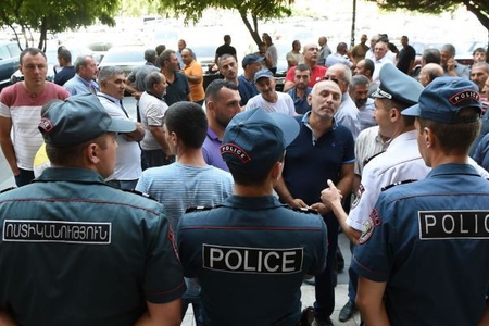 Yerevanda hökumət binasının qarşısında aksiya keçirilib Yerevanda hökumət binasının qarşısında aksiya keçirilib