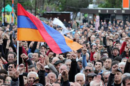 Ermənistan parlamentinin binası qarşısında etiraz aksiyası keçirilib