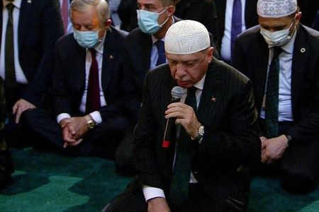 Ərdoğan Aya Sofyada Quran oxuyub - VİDEO Ərdoğan Aya Sofyada Quran oxuyub - VİDEO