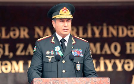 Vilayət Eyvazov məzunlara paqonlarını təqdim etdi - Foto