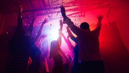 Qəribə qonaqlıq: Virusa yoluxanlara pul verdilər