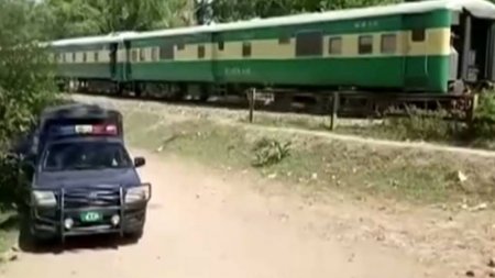 Pakistanda avtobus qatarla toqquşdu: 19 ölü, 8 yaralı