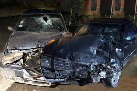 Yevlaxda iki avtomobil toqquşub, xəsarət alanlar var