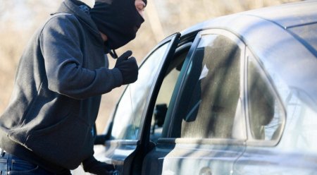 Bakıda avtomobildən 2 min manatdan çox oğurluq edildi