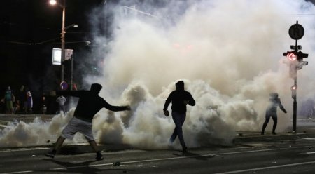 Serbiyada karantin tədbirlərinə qarşı etiraz aksiyası keçirilir