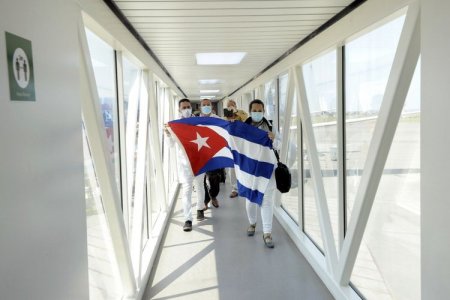 COVID-19 sahəsində çalışan 115 kubalı tibb mütəxəssisi Azərbaycana gəlib