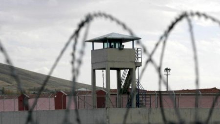 Məhkum ərinə heroin gətirən qadın saxlanıldı