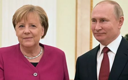 Putinlə Merkel arasında telefon danışığı oldu