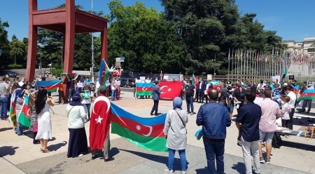 Azərbaycanlılar erməni təxribatına etiraz olaraq BMT qərargahı qarşısında aksiya keçiriblər