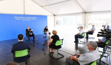 Bakıda şəhid ailələrinə, müharibə əlillərinə mənzillərin və avtomobillərin təqdim olunması mərasimi keçirilib - FOTO - YENİLƏNİB