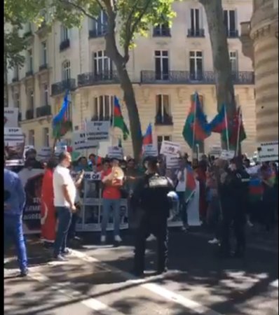 Parisdə Ermənistanın təxribatları əleyhinə aksiya keçirilib - Fotolar
