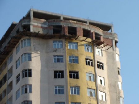 Bakıda yaşayış olan 15 mərtəbəli binanın üstündə daha iki mərtəbə tikilir - AÇIQLAMA