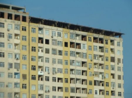 Bakıda yaşayış olan 15 mərtəbəli binanın üstündə daha iki mərtəbə tikilir - AÇIQLAMA