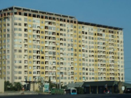 Bakıda yaşayış olan 15 mərtəbəli binanın üstündə daha iki mərtəbə tikilir - AÇIQLAMA
