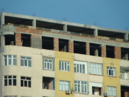 Bakıda yaşayış olan 15 mərtəbəli binanın üstündə daha iki mərtəbə tikilir - AÇIQLAMA
