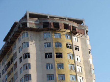 Bakıda yaşayış olan 15 mərtəbəli binanın üstündə daha iki mərtəbə tikilir - AÇIQLAMA