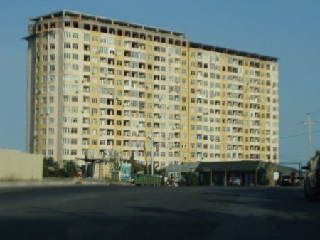 Bakıda yaşayış olan 15 mərtəbəli binanın üstündə daha iki mərtəbə tikilir - AÇIQLAMA