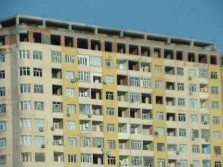 Bakıda yaşayış olan 15 mərtəbəli binanın üstündə daha iki mərtəbə tikilir - AÇIQLAMA