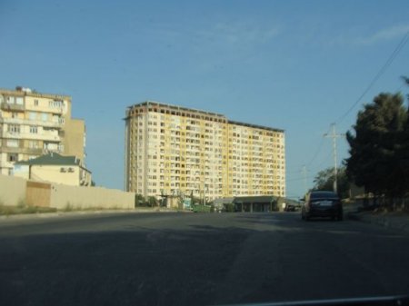 Bakıda yaşayış olan 15 mərtəbəli binanın üstündə daha iki mərtəbə tikilir - AÇIQLAMA