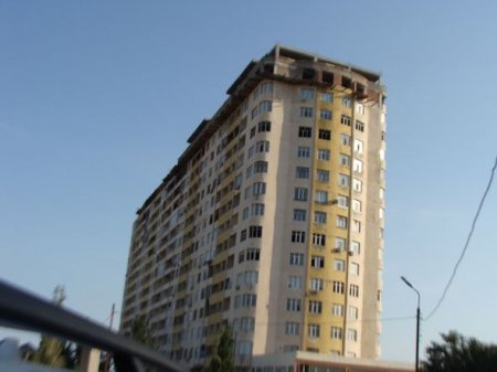 Bakıda yaşayış olan 15 mərtəbəli binanın üstündə daha iki mərtəbə tikilir - AÇIQLAMA