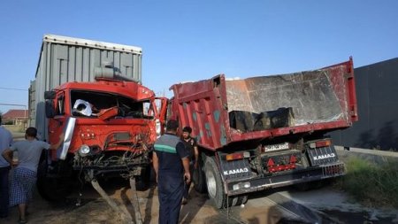 Bakıda yola dağılan maddə zəncirvari qəzaya səbəb oldu - FOTO