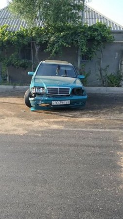 Bakıda yola dağılan maddə zəncirvari qəzaya səbəb oldu - FOTO