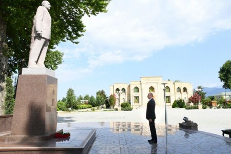 Prezident İlham Əliyev Heydər Əliyevin İsmayıllıdakı abidəsini ziyarət edib - YENİLƏNİB