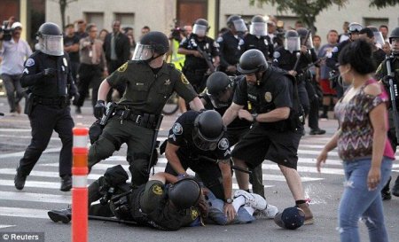 Demokratiyanın düşməni demokratiyadan mühazirə oxuyur...