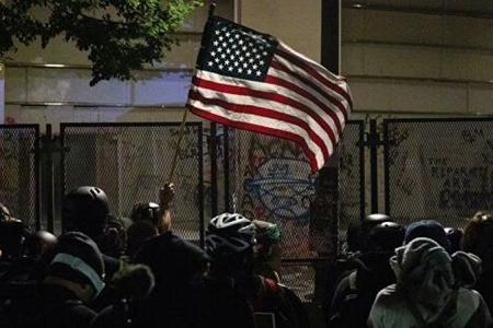 ABŞ-da etirazçılar polis binasını yandırdılar - VİDEO