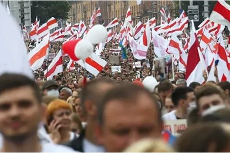 Minskdə yenidən müxalifət tərəfdarlarının mitinqi başlayıb Minskdə yenidən müxalifət tərəfdarlarının mitinqi başlayıb