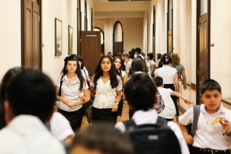 Şagirdlər ənənəvi ictimai nəqliyyatla dərsə getməməlidirlər - Təhsil eksperti