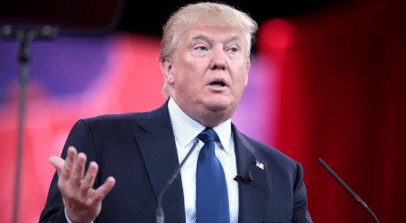 Mühafizəçi Trampı çıxış etdiyi zaman brifinqdən aparıb