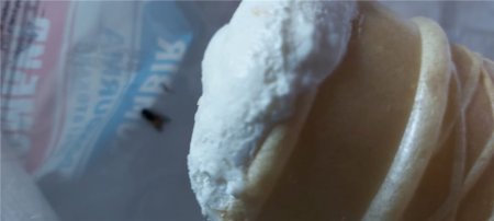 Bakıda “Plombir”dən milçək çıxdı - ŞİKAYƏT FOTO