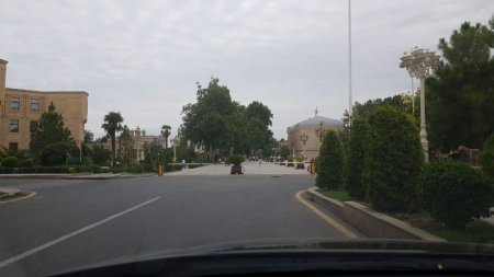 İcra başçısı öz rahatlığı üçün əsas prospektə şlaqbaum qoydurub - Fotolar