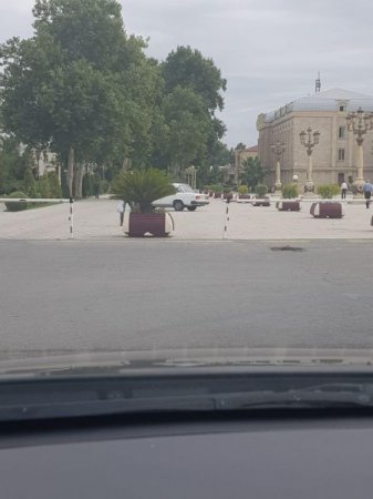 İcra başçısı öz rahatlığı üçün əsas prospektə şlaqbaum qoydurub - Fotolar