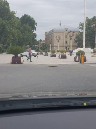 İcra başçısı öz rahatlığı üçün əsas prospektə şlaqbaum qoydurub - Fotolar