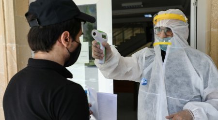 İki abituriyent qəbula buraxılmadı: səbəb qızdırma və telefondur