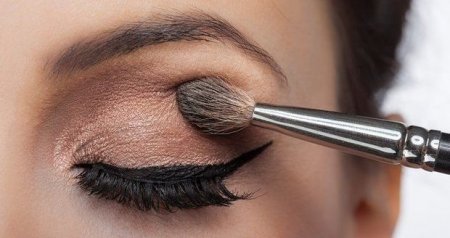 Toyda eyni makiyaj vasitəsindən istifadə edən 35 nəfər koronavirusa yoluxdu