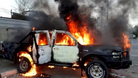 Etirazçılar valinin evini mühasirəyə aldılar, onlarla avtomobil yandırıldı