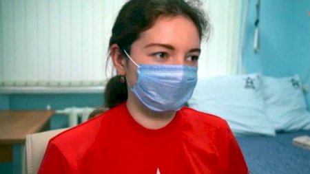 Koronavirus peyvəndi vurulan gənc Putinin qızı olmayıb 