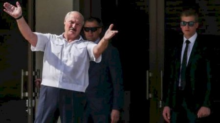 Lukaşenko mitinqləri dağıdan 300-dən artıq polisi mükafatlandırdı