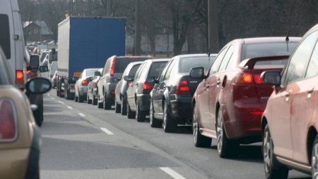 Bakının bir çox yollarında sıxlıq yarandı